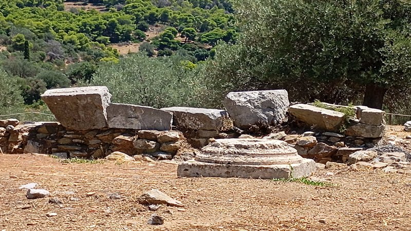 Βάση από ιωνικό κίονα στο εσωτερικό τής Στοάς C.